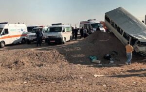 ۱۲ مصدوم در حادثه سقوط مینی‌بوس دانش‌آموزان از بالای پل