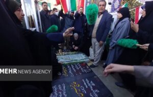 سردار قاآنی به مقام شهید سلیمانی ادای احترام کرد