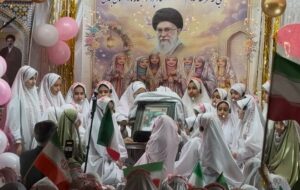 اجرای سرود «اینجا ایرانه» توسط دانش آموزان قوچانی در جشن تکلیف