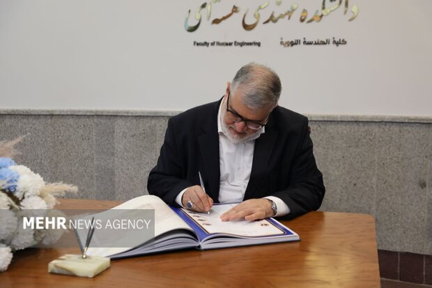 ادای احترام استاندار تهران به شهدای هستهای دانشگاه شهید بهشتی ادای احترام استاندار تهران به شهدای هستهای دانشگاه شهید بهشتی