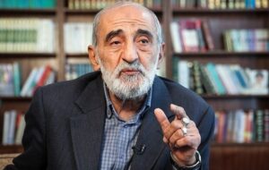 شریعتمداری: برای مقابله با محاصره دریایی تنها زبان موشک راهگشا است