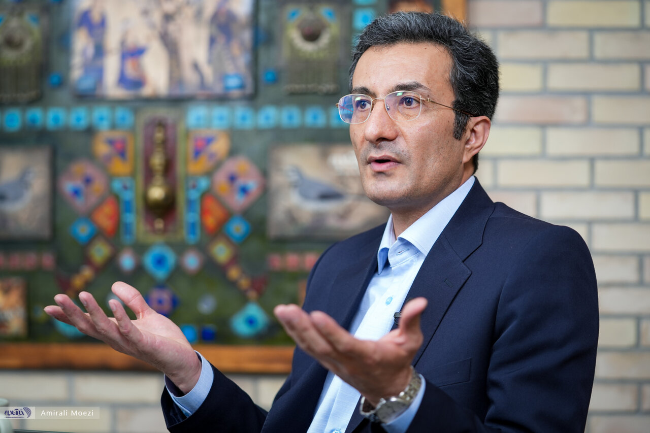 میانگین سنی سیاستگذاران آموزش و پرورش بالای ۶۳ سال است؛ هنوز به آستین کوتاه و مقنعه رنگی معلم گیر میدهند/ ۵۰ هزار طلبه بدون آموزش وارد مدرسه شدند میانگین سنی سیاستگذاران آموزش و پرورش بالای ۶۳ سال است؛ هنوز به آستین کوتاه و مقنعه رنگی معلم گیر میدهند/ ۵۰ هزار طلبه بدون آموزش وارد مدرسه شدند