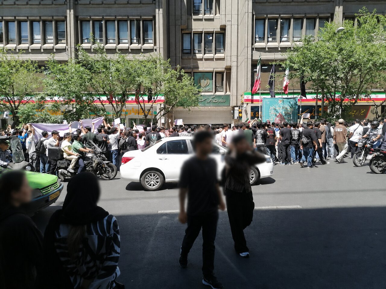 تجمع اعتراضی دانشآموزان مقابل وزارت آموزش و پرورش: در شرایط جنگی چگونه درس میخواندیم؟/ «حداقل تاثیر قطعی معدل را بردارید» تجمع اعتراضی دانشآموزان مقابل وزارت آموزش و پرورش: در شرایط جنگی چگونه درس میخواندیم؟/ «حداقل تاثیر قطعی معدل را بردارید»