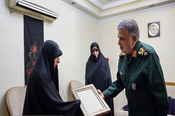 دیدار معاون هماهنگکننده نیروی زمینی سپاه باخانواده شهید ابراهیمزاده دیدار معاون هماهنگکننده نیروی زمینی سپاه با خانواده شهید ابراهیمزاد