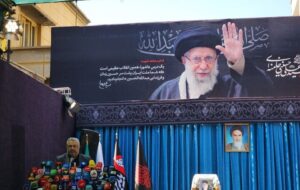 شعار مراسم تشییع رهبر شهید «باید برخاست» و نماد آن «مشت گره کرده» است