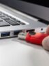 علامت D کنار پورت USB به چه معنایی است؟ علامت D کنار پورت USB به چه معنایی است؟