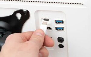 علامت D کنار پورت USB چه کاربردی دارد؟