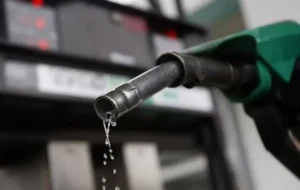 واکنش نماینده مجلس به شایعه افزایش قیمت بنزین؛ «الان زمان شوک اقتصادی نیست»